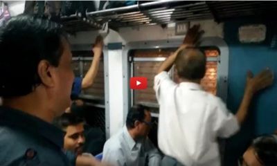 मुम्बई लोकल ट्रैन में यात्री लगे गाना गाने, भीड़ और थकान को भूलकर ले रहे हैं आनंद