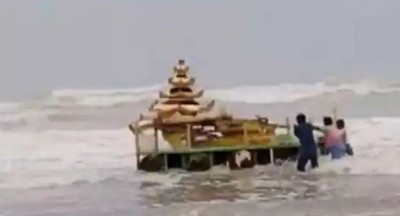 Viral Video: Mysterious 'golden chariot' seen flowing in storm 'Asani', crowds of people gather to watch