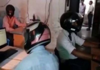 Employees of this office wear helmet while working, Know the reason...