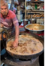 VIDEO: Shopkeeper dipped his hand to take out chicken fry from boiling oil