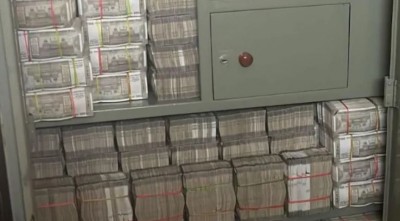 142 crore cash found in cupboard, officers also lost consciousness