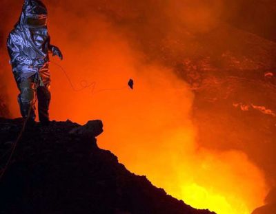 ज्वालामुखी में उतर तस्वीरें खींचती है ये फोटोग्राफर