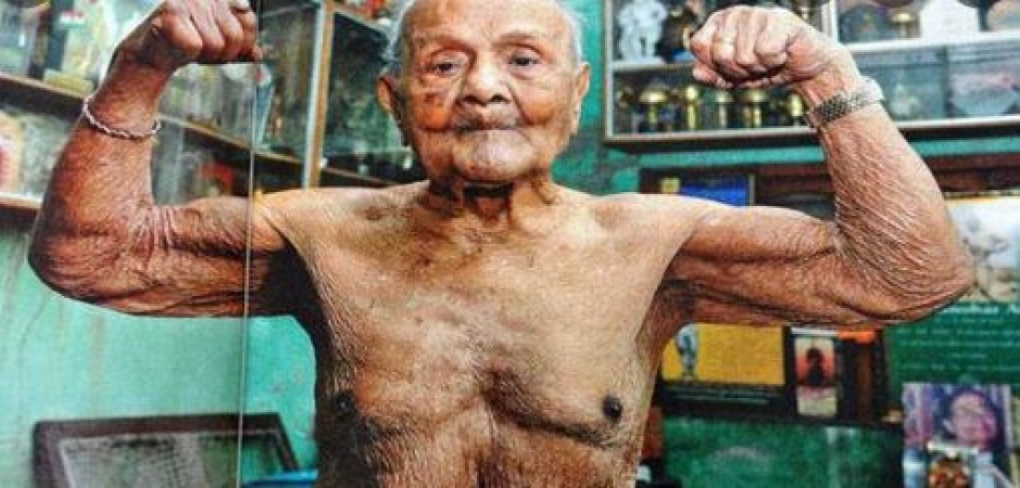 At the age of 90, this old man made his body solid in jail