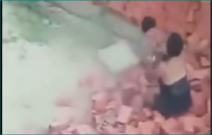 VIDEO: बच्चे पर गिरने वाली थी दीवार, माँ बन गई ढाल