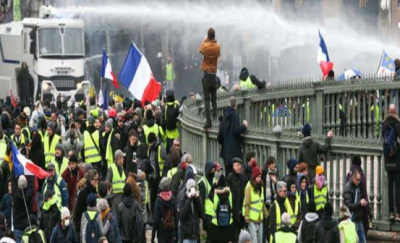 France: 450,000 employees on the streets, police trying to control
