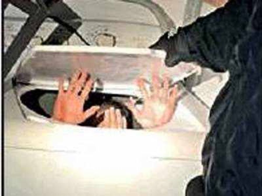 Chinese citizens sneaking into America hiding in a washing machine, 11 arrested
