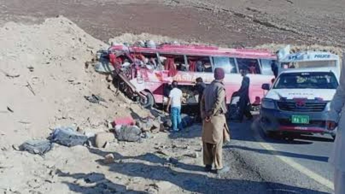 दर्दनाक हादसा: वैन-बस में भिड़त, 15 यात्रियों ने खोई अपनी जान