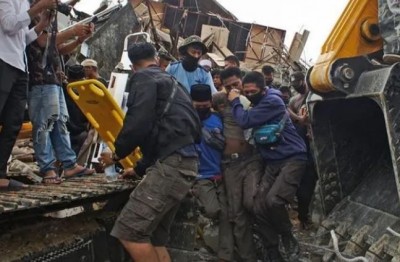 इंडोनेशिया में भूकंप ने मचाई तबाही, सामने आया लाइव Video