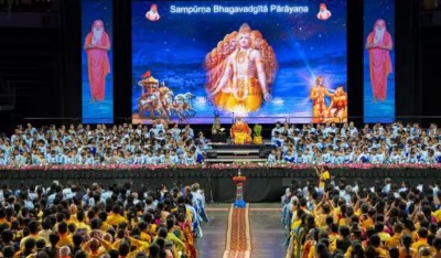 अमेरिका में एकसाथ 10 हज़ार लोगों ने किया 'श्रीमद भगवत गीता' का पाठ, गुरु पूर्णिमा पर हुआ विशेष आयोजन