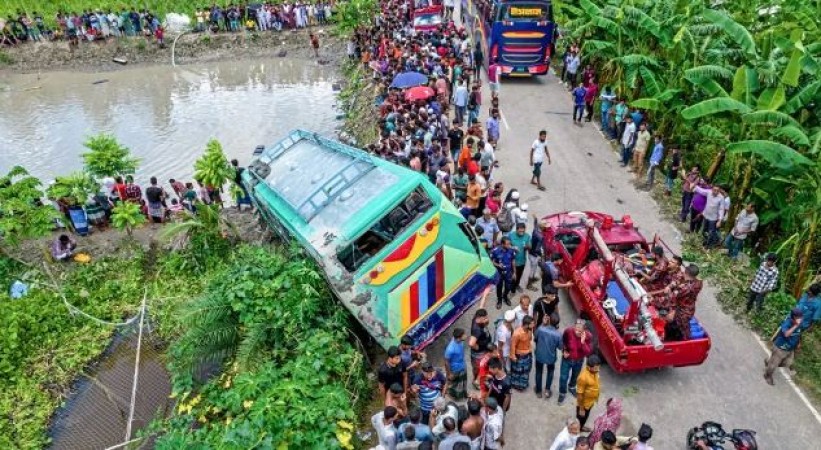 बांग्लादेश: तालाब में गिरी यात्रियों से भरी बस, 17 की मौत, 35 घायल