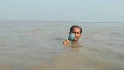 VIDEO: गले तक पानी में डूबकर बाढ़ की रिपोर्टिंग, सोशल मीडिया पर ट्रोल हुआ पाक रिपोर्टर