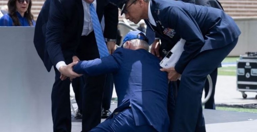 VIDEO: अचानक मंच पर लड़खड़ाकर गिर पड़े अमेरिकी एयरफोर्स के कार्यक्रम में पहुंचे राष्ट्रपति बाइडेन, हुआ ये हाल