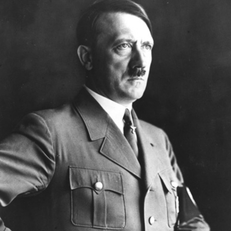 इंसानी त्वचा से बना एल्बम आया सामने, तस्वीरों में दिखा हिटलर का खौफनाक मंजर
