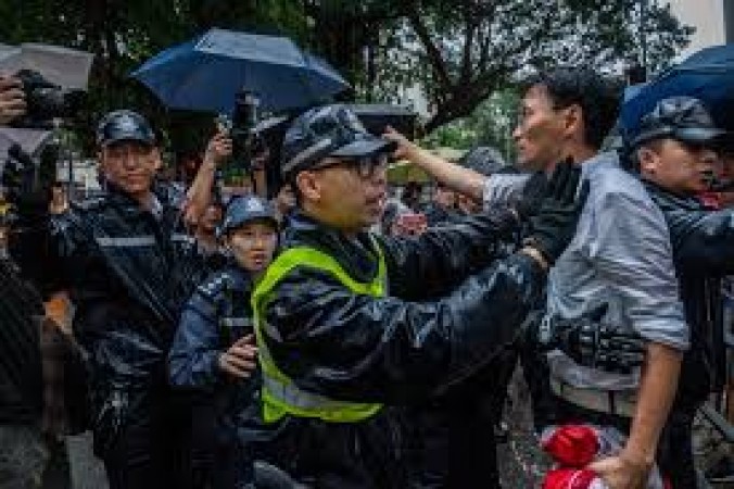 हांगकांग में बढ़ा प्रदर्शनकारियों का आक्रोश तो पुलिस ने किया यह काम