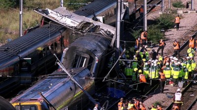 Tragic incident: London, two trains hit inside tunnel, 17 injured