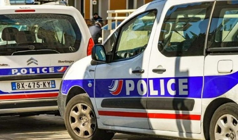 फ्रांस में पुलिसकर्मी को हमलावर ने मारे चाक़ू, हुआ गिरफ्तार