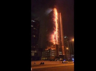 बुर्ज खलीफा के बगल में स्थित ईमारत में भड़की भीषण आग, सामने आया हैरतअंगेज़ Video