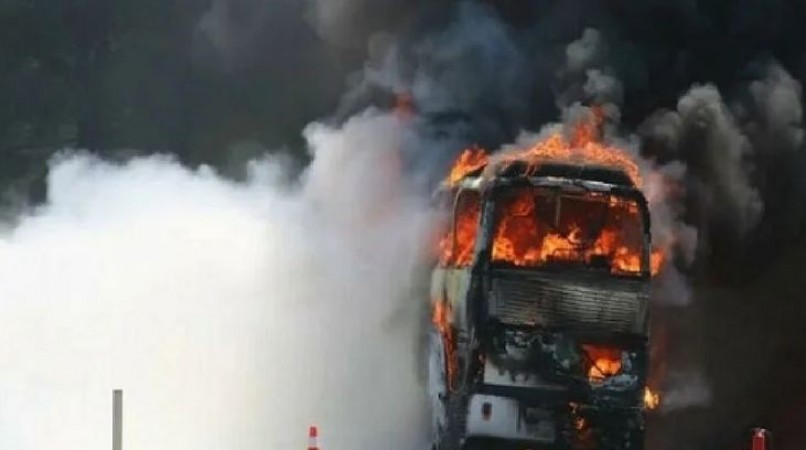 बस में अचानक भड़की आग, 45 लोगों की झुलसकर मौत, कई घायल