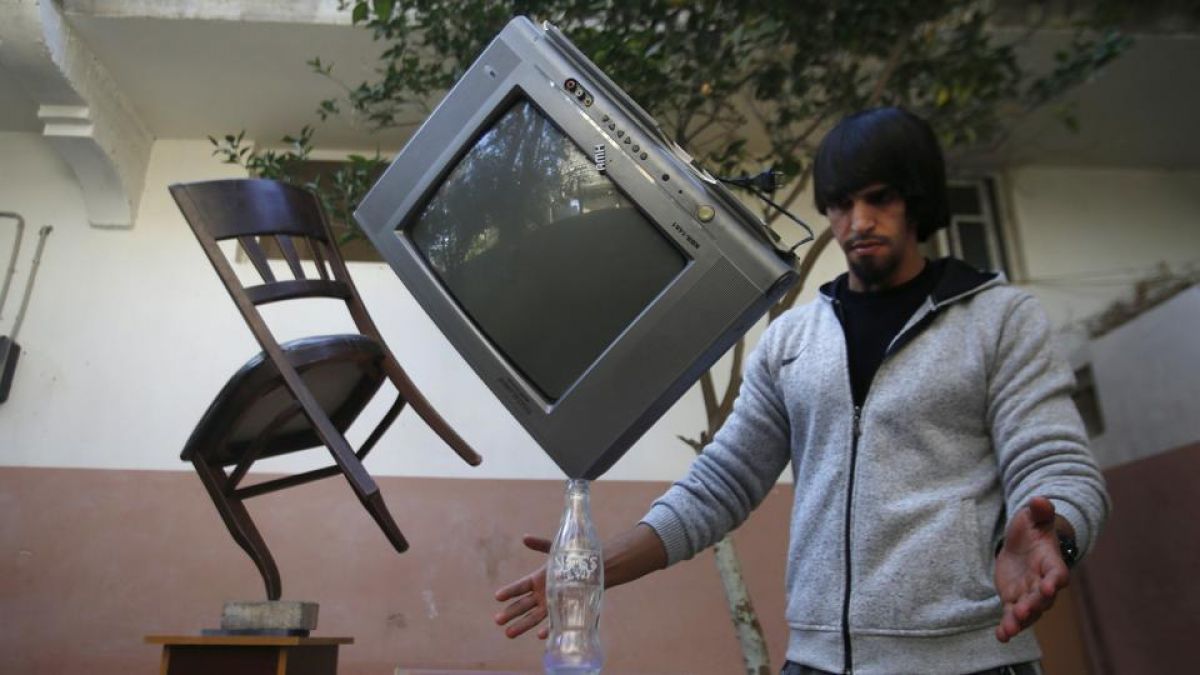 Gaza man balances objects in air in this way