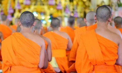 थाईलैंड के मंदिर में हुई छापेमारी, नशे में धुत्त मिले पुजारी