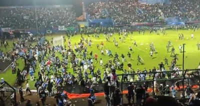 इंडोनेशिया: स्टेडियम में फुटबॉल मैच के दौरान भड़की हिंसा, 127 लोगों की मौत