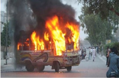पाकिस्तान: दौड़ती बस में अचानक भड़की आग, 21 यात्री जिन्दा जले.., 20 झुलसे