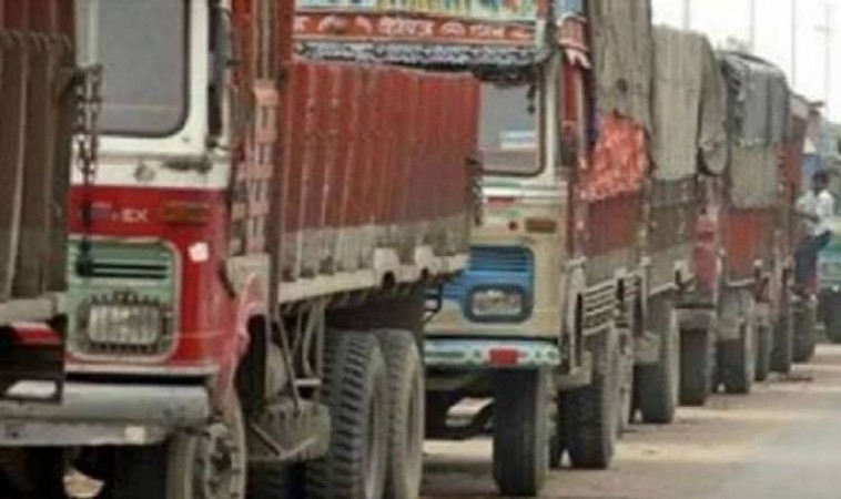 कारोबार पर भी पड़ा बांग्लादेश हिंसा का असर, सीमा पर लगी है ट्रकों की लंबी लाइन