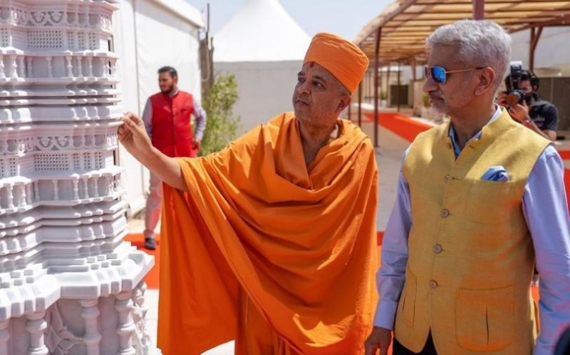 मुस्लिम मुल्क में बन रहे पहले हिन्दू मंदिर को देखने पहुंचे विदेश मंत्री जयशंकर, सामने आई तस्वीरें