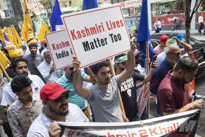 पाकिस्तान की नीच हरकत, लंदन में भारत के उच्चायोग पर फेंके अंडे-पत्थर