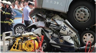 चीन में दुखद हादसा, यात्रियों से भरी बस पलटी, 27 लोगों की मौत और 20 घायल