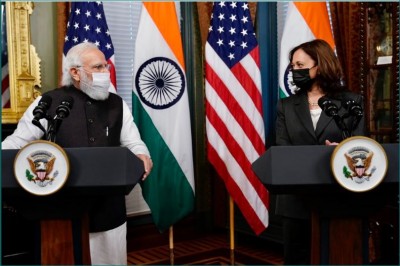 कमला हैरिस से मिले PM मोदी, दिया भारत आने का न्योता