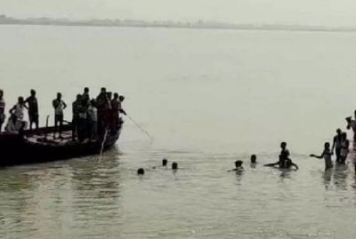 दुर्गा पूजा के लिए मंदिर जा रहे 24 हिंदू श्रद्धालुओं की मौत, बीच नदी में पलटी नाव