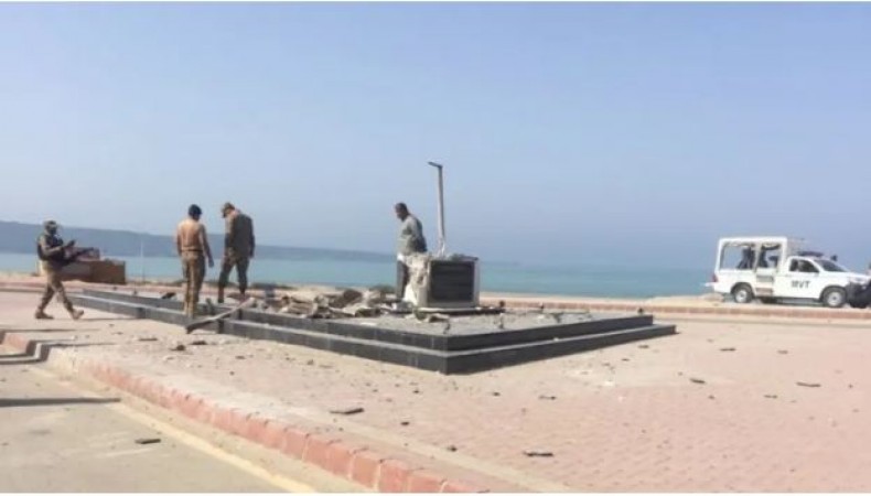 पाकिस्तान में मोहम्मद अली जिन्ना की मूर्ति को बम से उड़ाया