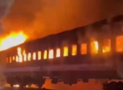 बांग्लादेश: आम चुनाव से पहले उपद्रवियों ने ट्रेन में लगाई आग, 5 की जलकर मौत, कई झुलसे