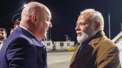 न्यूजीलैंड पहुंचे प्रधानमंत्री नरेंद्र मोदी, क्रिस्टोफर लक्सन ने गले लगाकर किया स्वागत