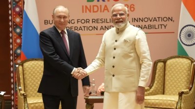 प्रधानमंत्री मोदी और राष्ट्रपति पुतिन की गर्मजोशी भरी मुलाकात, विभिन्न क्षेत्रों में सहयोग की हुई समीक्षा