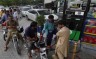 पाकिस्तान में 330 रुपए का एक लीटर पेट्रोल, जनता परेशान