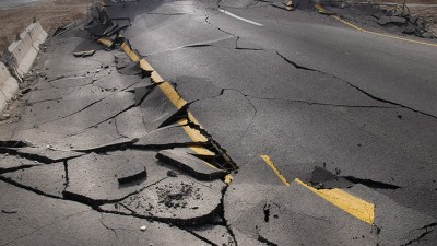 भूकंप के झटकों से डोली इंडोनेशिया और रूस की धरती, घर छोड़कर भागे लोग