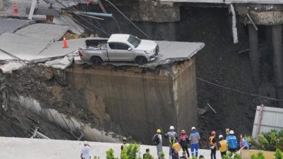 बैंकॉक में देखते ही देखते गाड़ियों को निगल गई सड़क