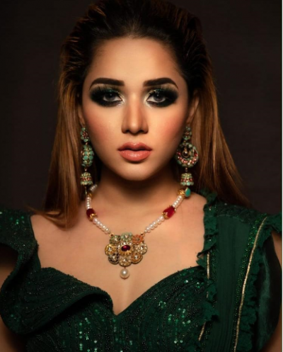 A well-known make-up artist, Aarushi Oswal is the leading lady of Ludhiana